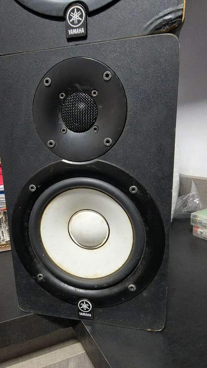 Par de caixas Yamaha HS50M para estúdio