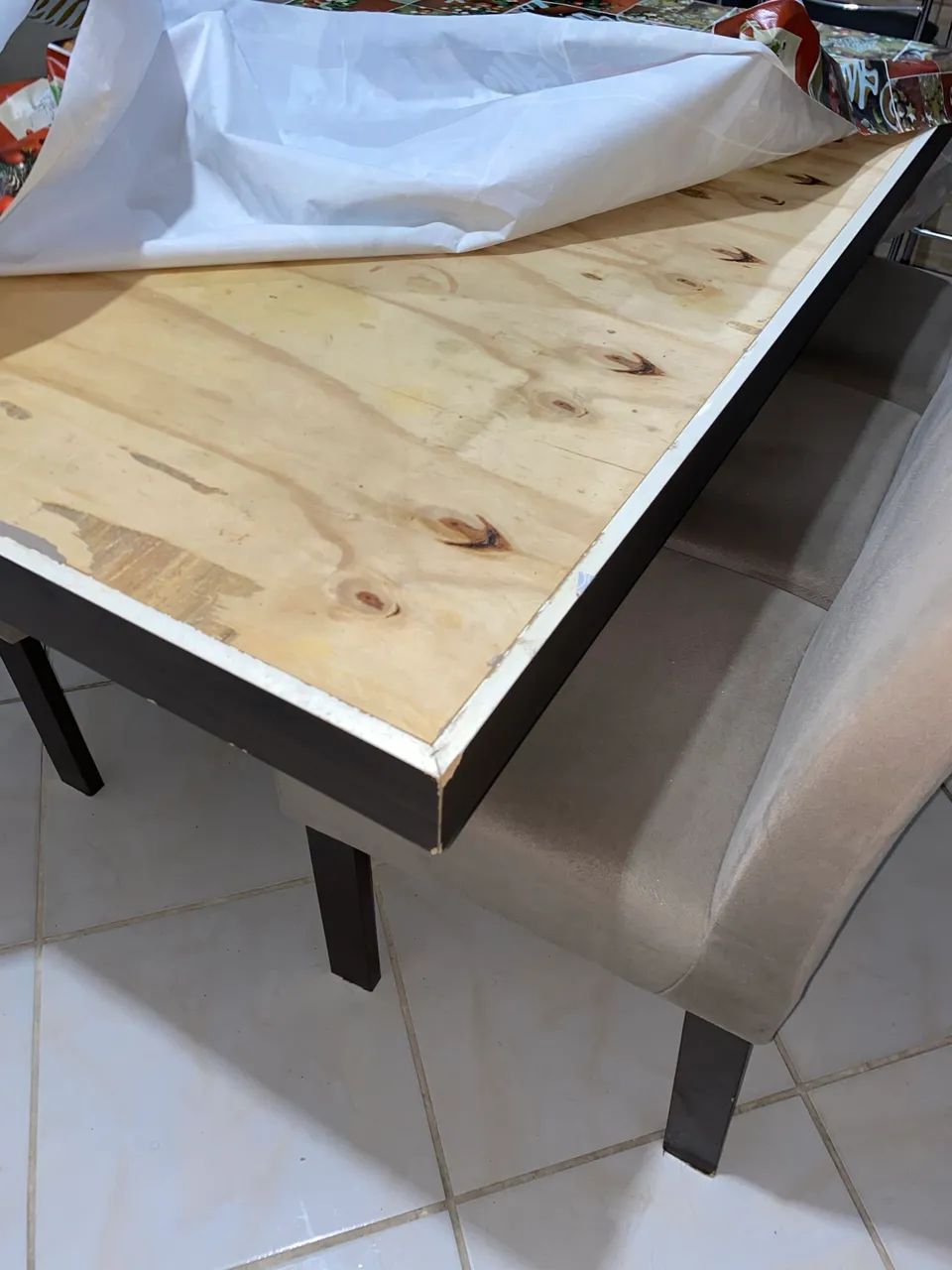 Mesa com 6 Cadeiras Estofadas  - Foto 4