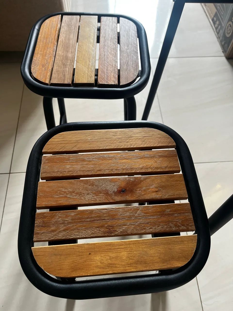 Conjunto de mesa e dois bancos. - Foto 2
