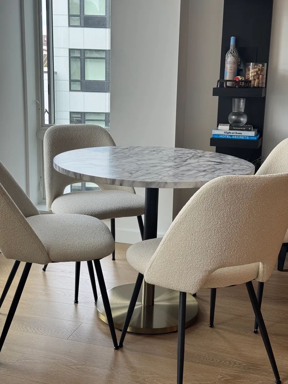 Mesa redonda West Elm Orbit + 4 cadeiras - Importado dos EUA ?