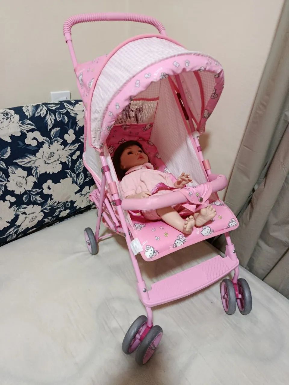 Carrinho de boneca da Hello kit excelente estado - Foto 5