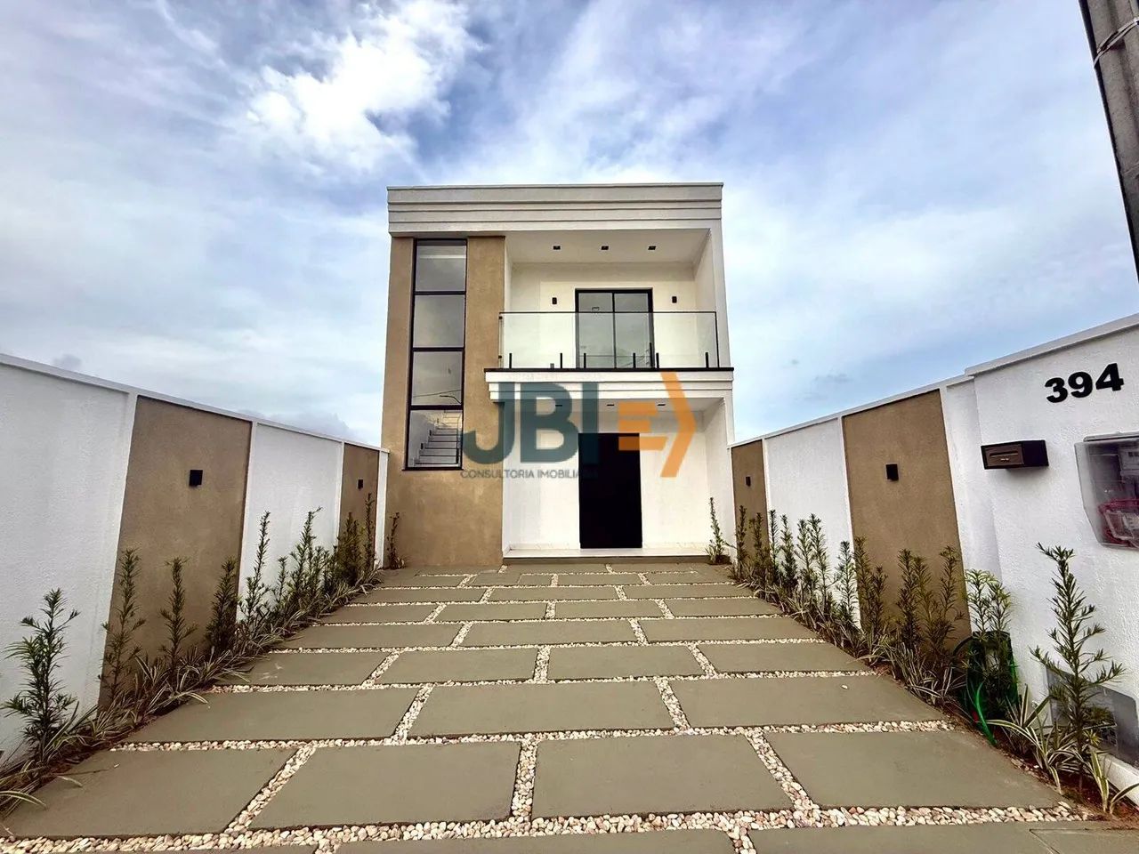 Vende-se casa duplex em condomínio com 3 quartos - Maracanaú