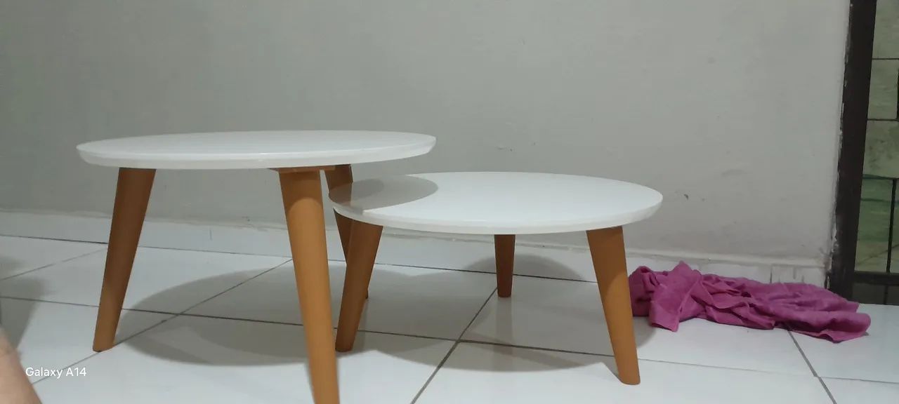 Duas mesas para decoração 