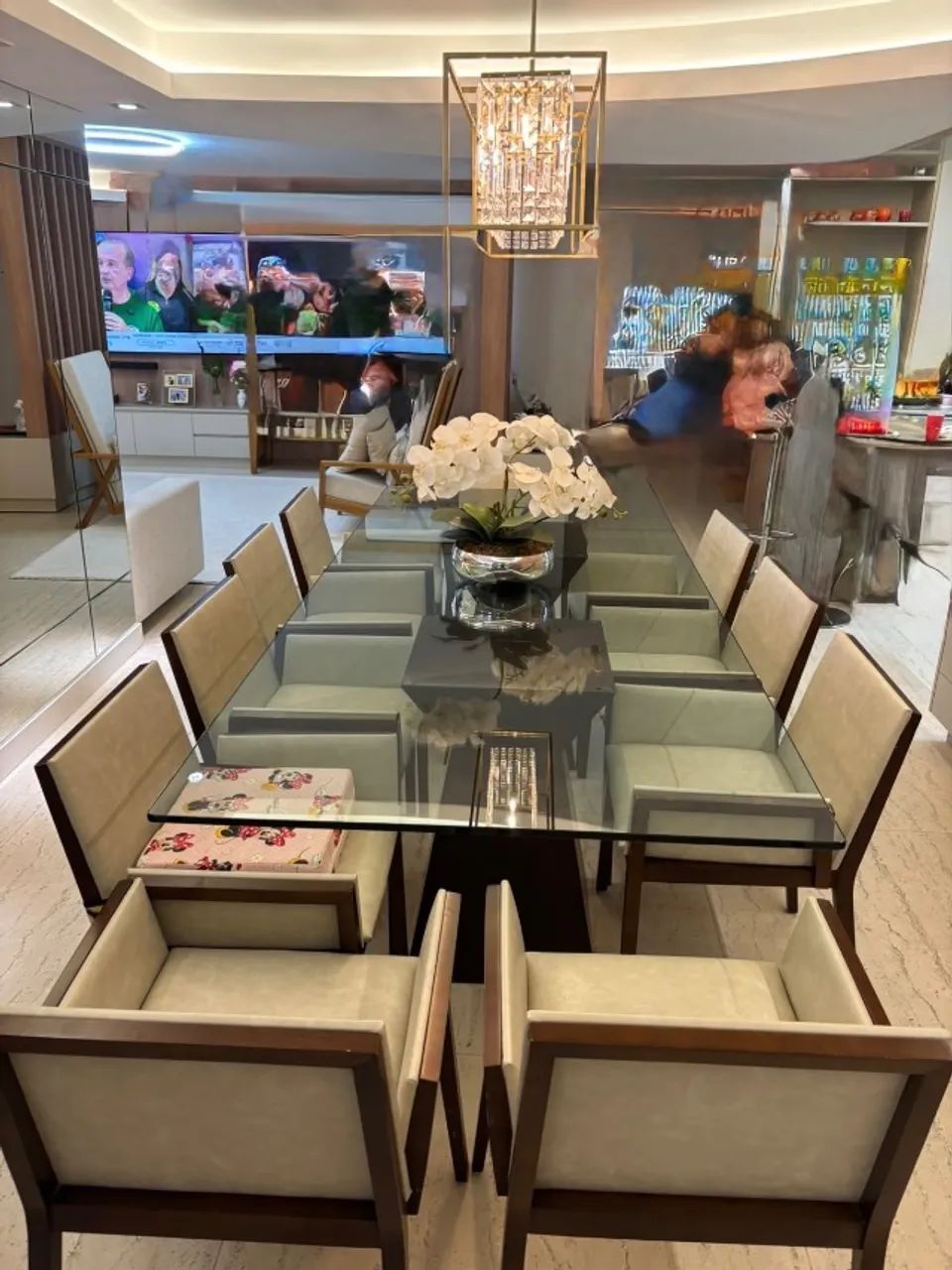Mesa de jantar com cadeiras para 10 lugares