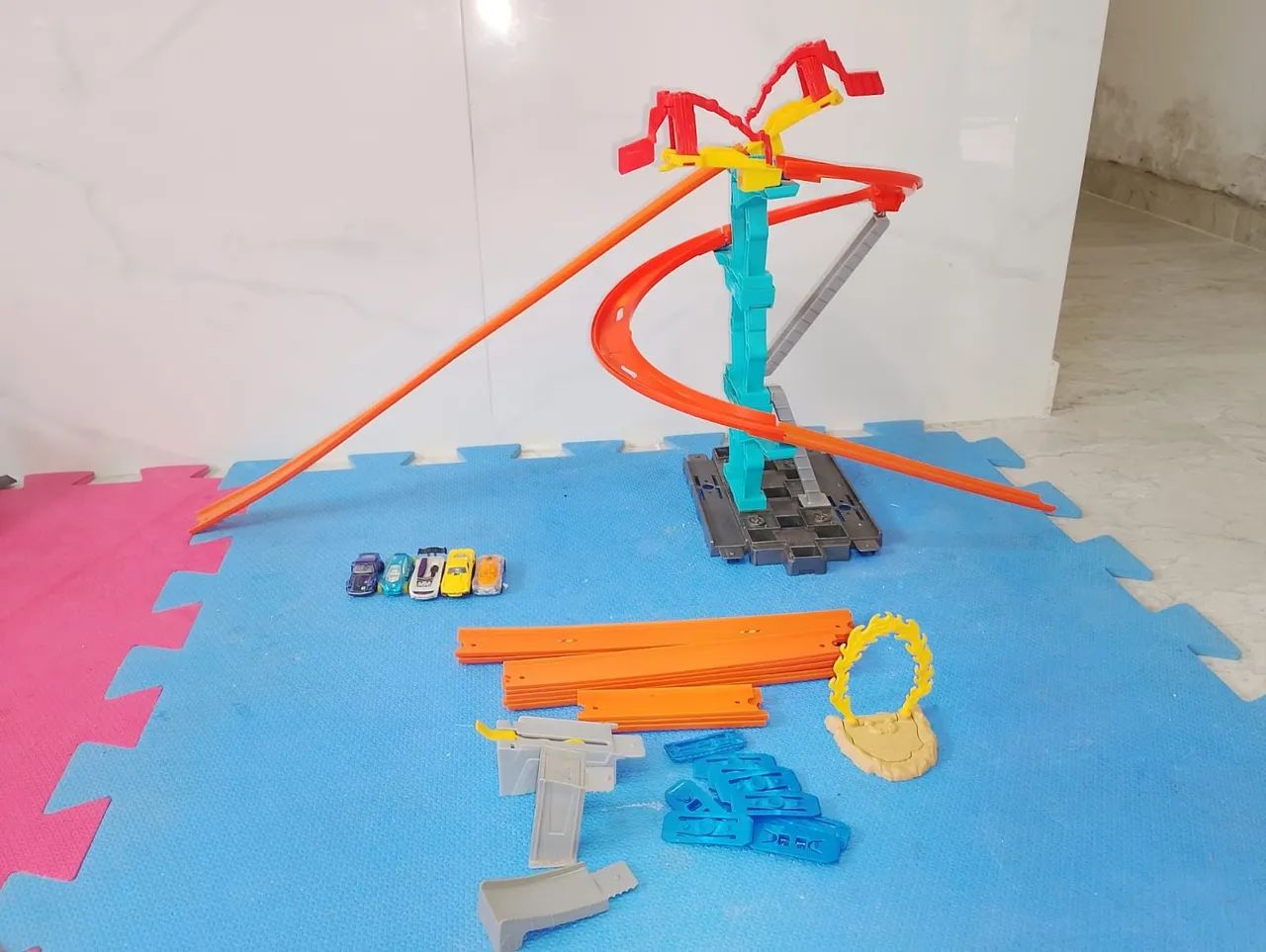 Pista hot wheels spiral sky - Foto 3