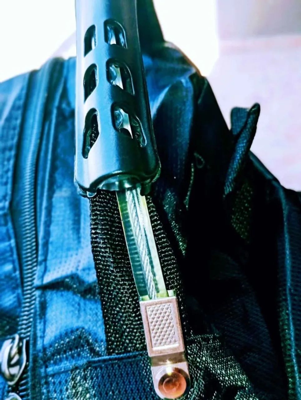 Mochila Impermeável Reforçada com Cabo de Aço na Alça + Compartimento para Notbook - Foto 5