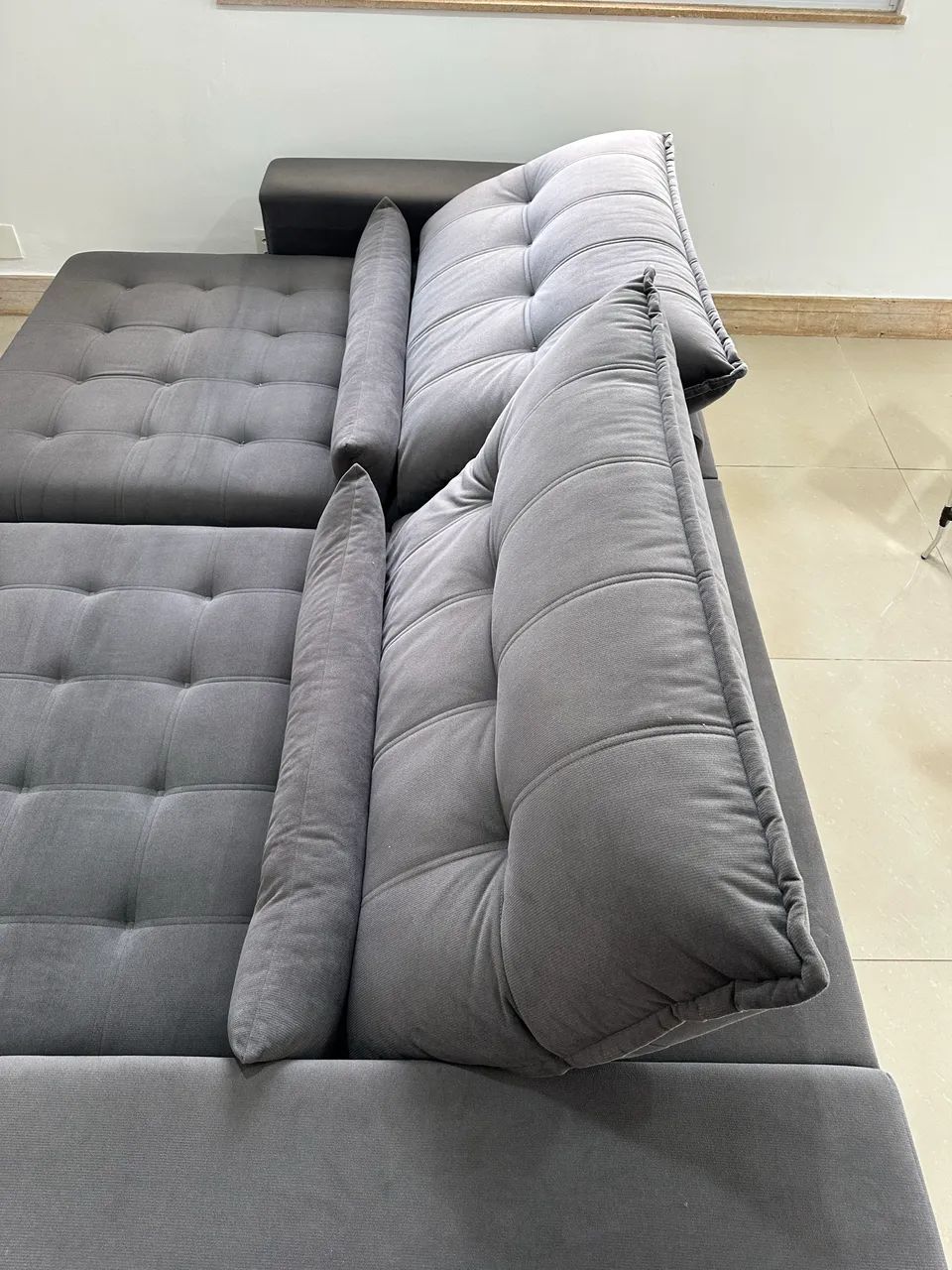 Sofá retrátil 4 lugares. Muito espaçoso e confortável! - Foto 2