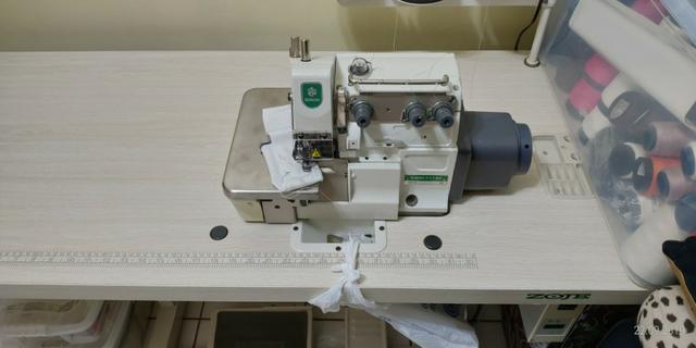 Máquina de Costura Overlock Industrial ZOJE