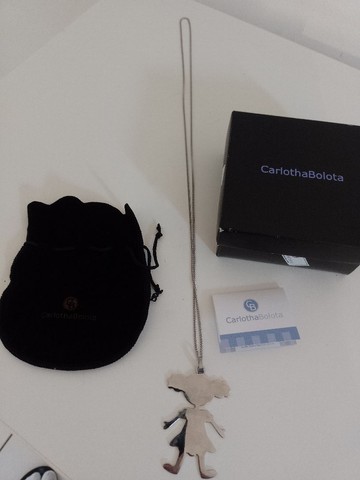 Corrente em aço, com pingente de menina - CarlothaBolota