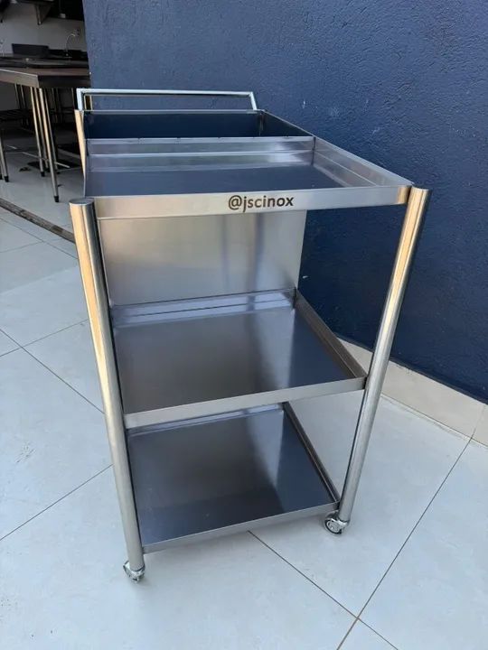 Carrinho inox com lixeira e prateleiras. - Foto 4