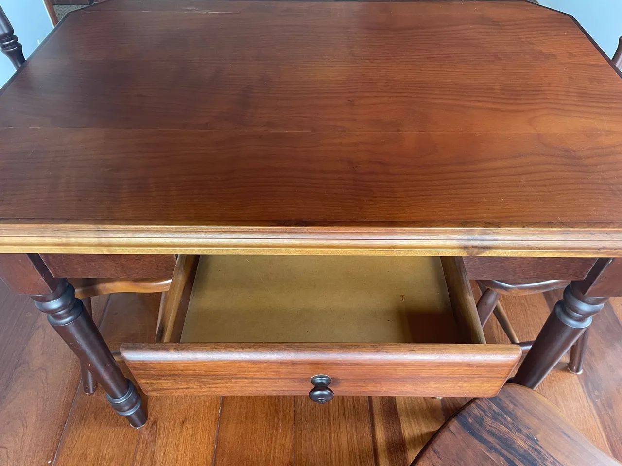 Mesa de madeira maciça com gaveta - Foto 5