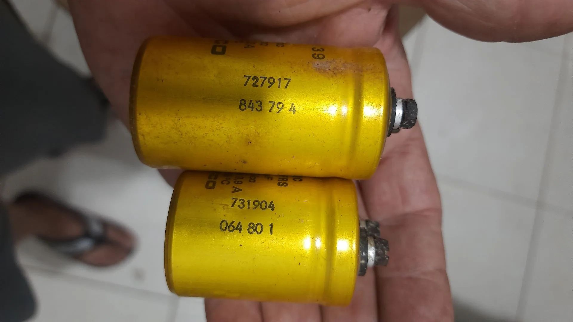 Capacitores eletrolítico variados 330uF e 2200uF - Foto 4