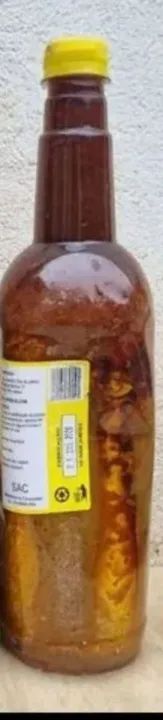 Meia duzia de a z e i te Garrafa de vidro com líquido marrom
