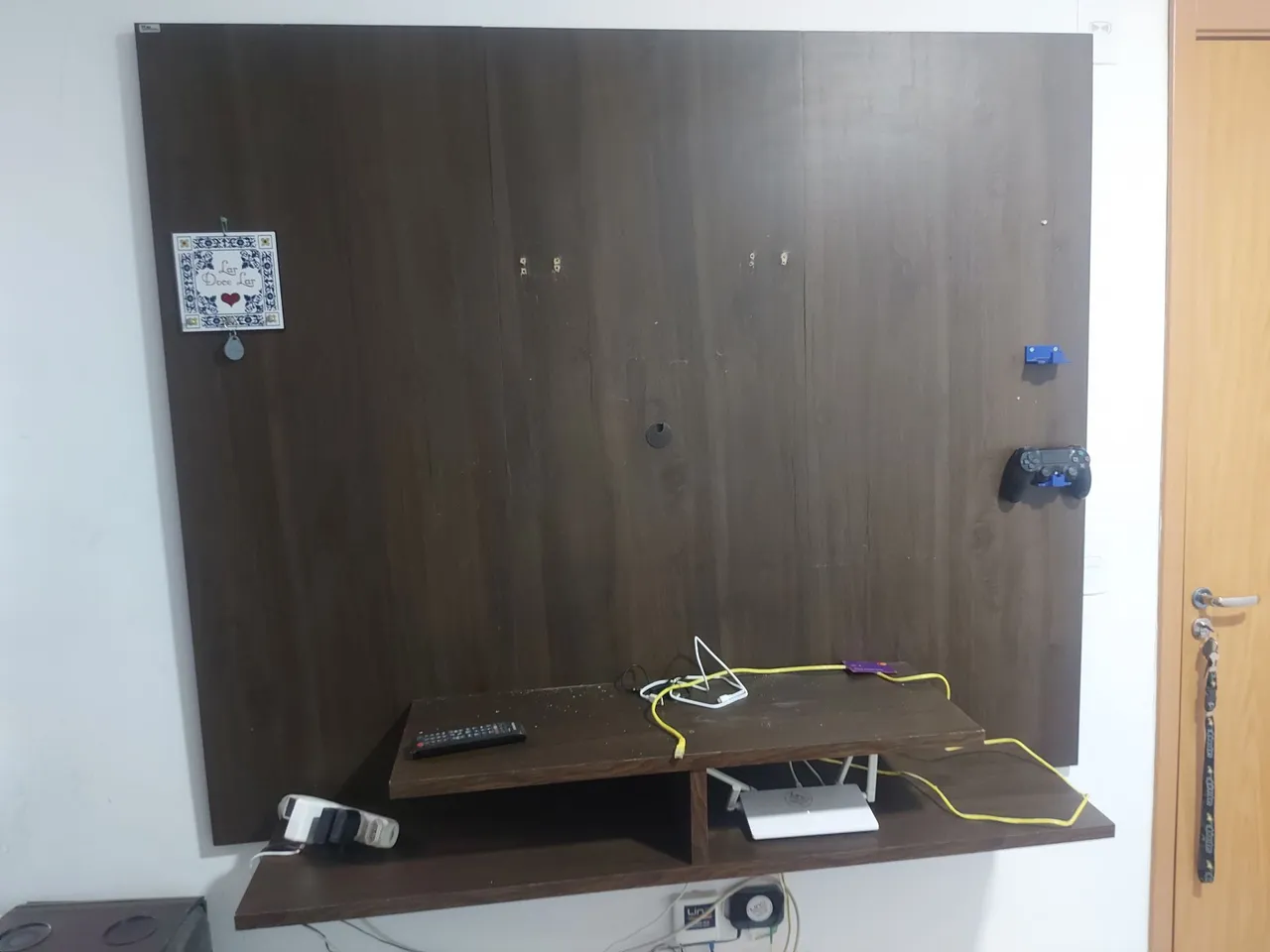 Painel de TV e rack com design moderno