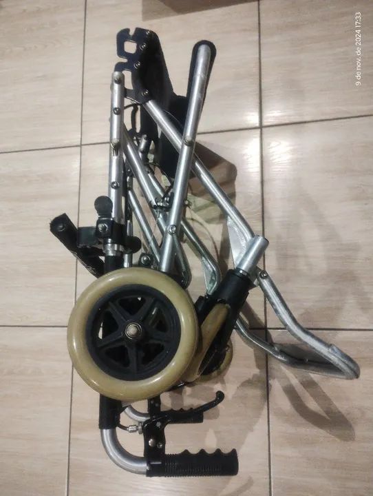 Cadeira de rodas Dobrável Compacta - Foto 6