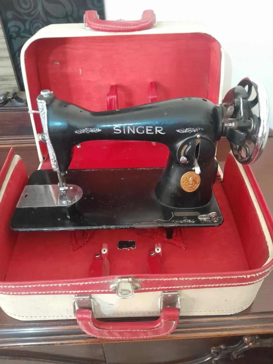 Maquina de custura singer com acessórios  centenária 