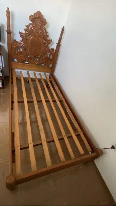 Cama de madeira maciça com cabeceira trabalhada