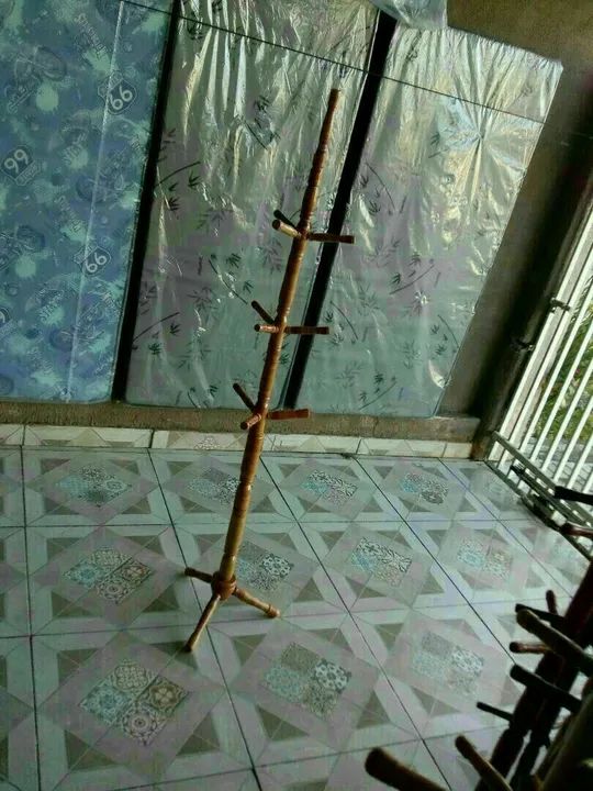 Cabideiro de madeira rústico para pendurar roupas  - Foto 2