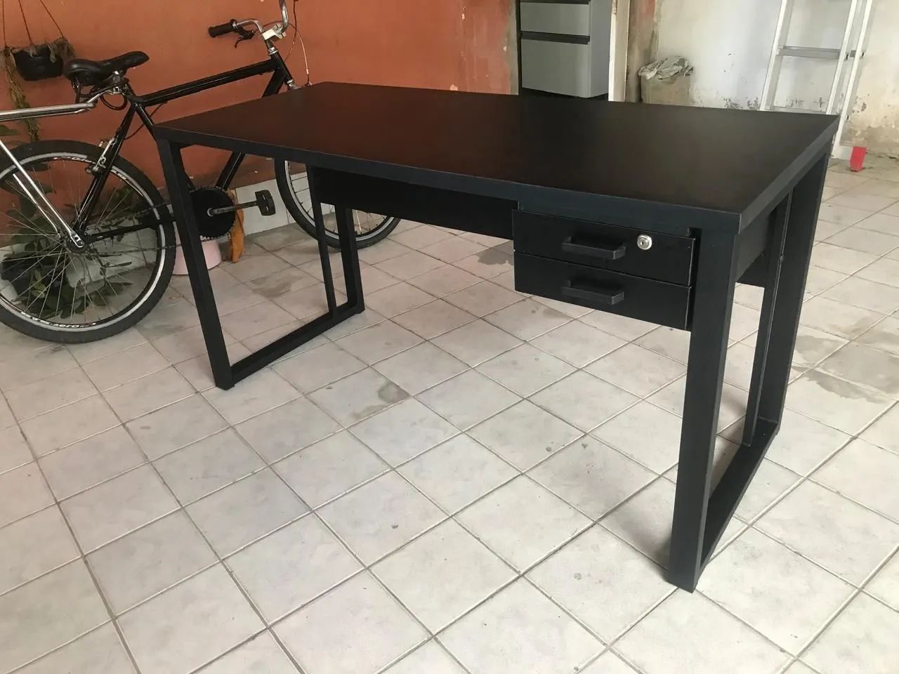 Mesa de Escritório Moderna com Gaveta na cor preta 