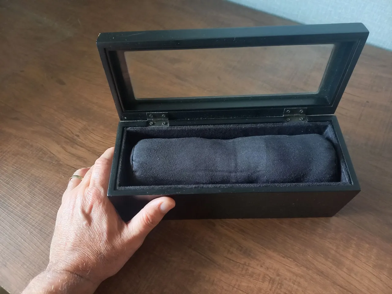Caixa para relógios, em mogno e vidro.