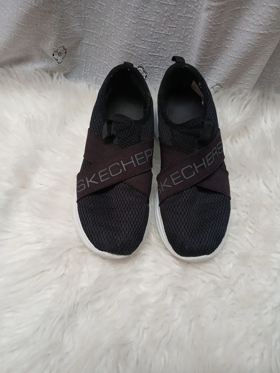 Tênis Skechers preto com faixa