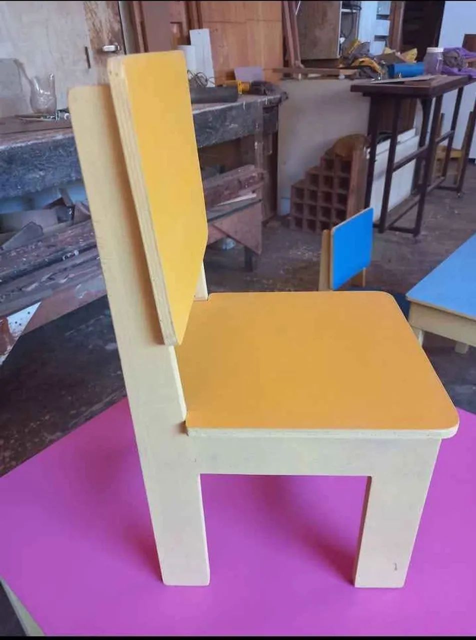 Mesa e cadeira infantil de madeira 