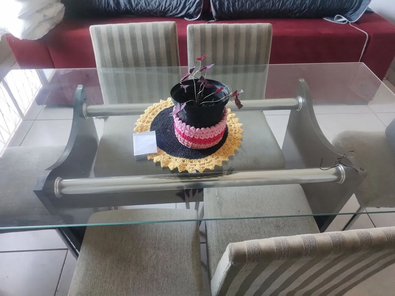 Mesa com 06 cadeiras 