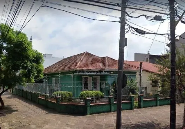 PORTO ALEGRE - Casa Padrão - São Geraldo Casa de alvenaria, muito bem localizada, de esqui