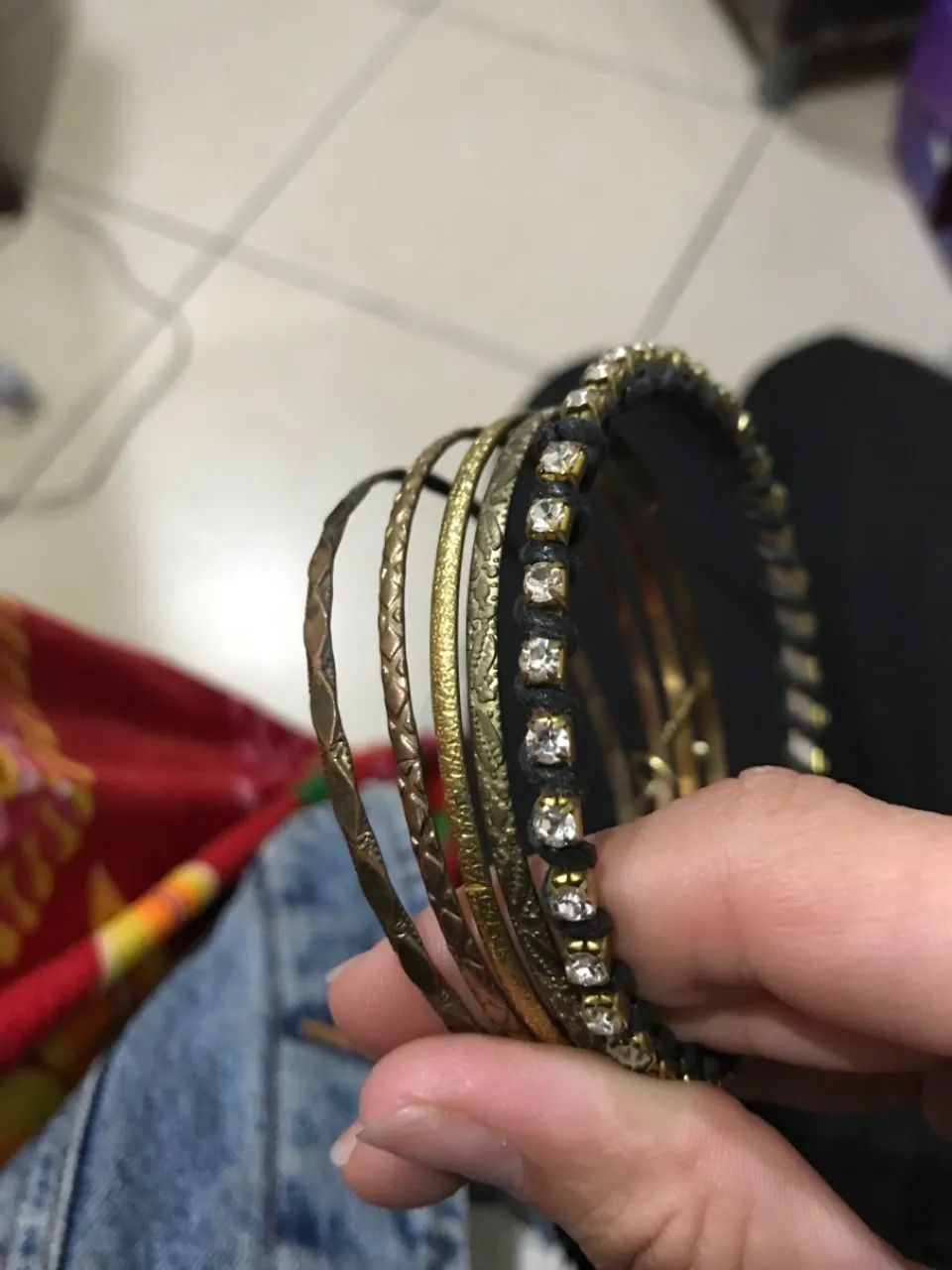 Pulseiras Douradas com Pingentes de Cruz e Chave - Foto 4