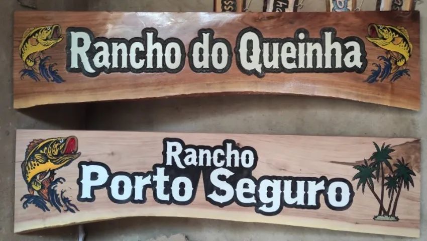  Placa entalhada de madeira (2m x 40cm) 