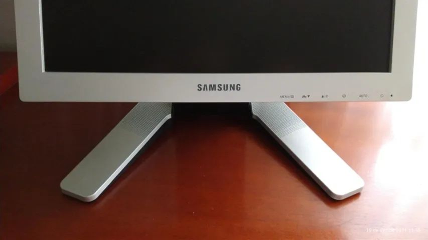 Monitor Samsung SyncMaster 17" (usado em estado de novo)