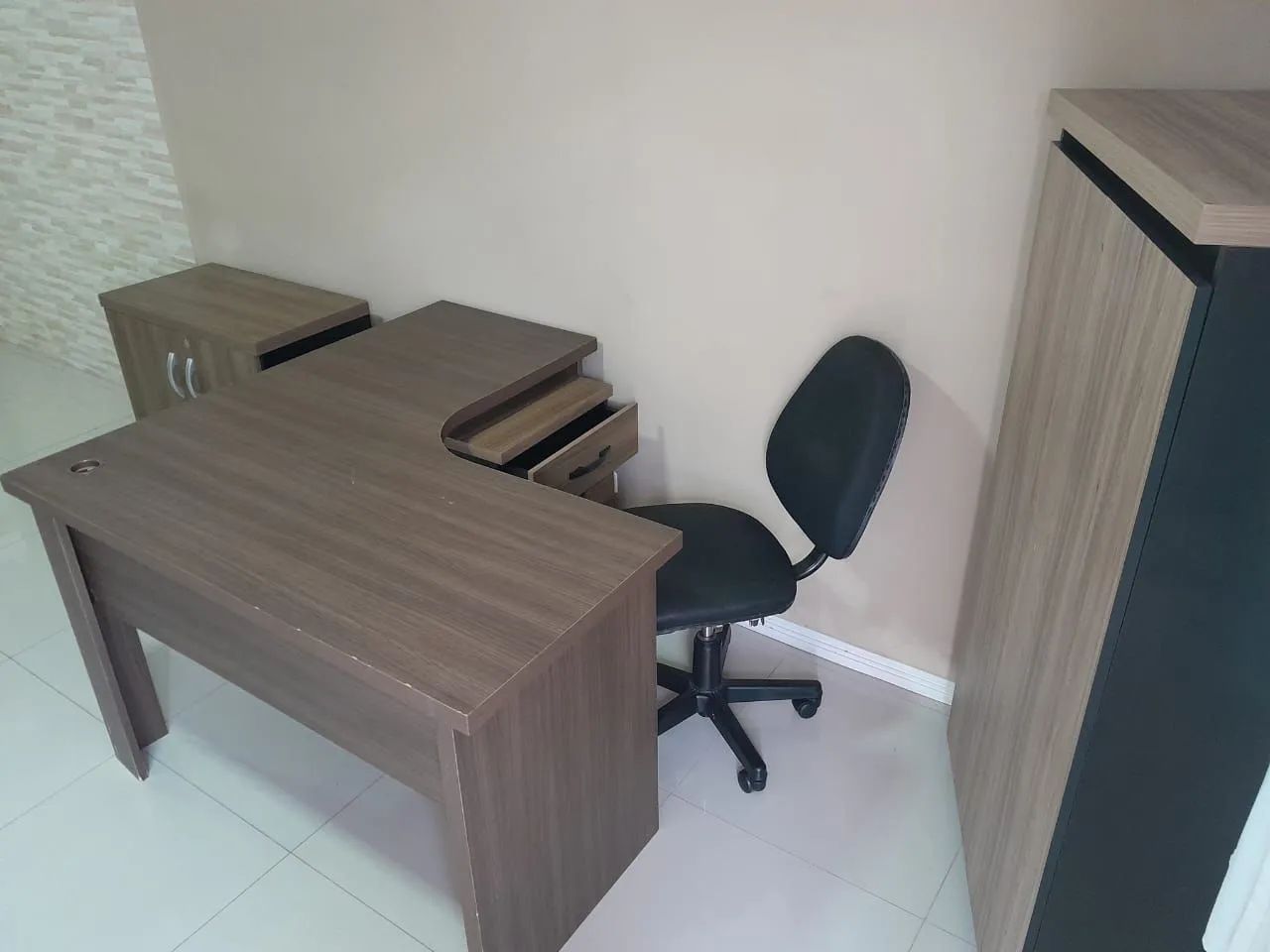 Conjunto de Mesa e Armário para Escritório - Foto 2
