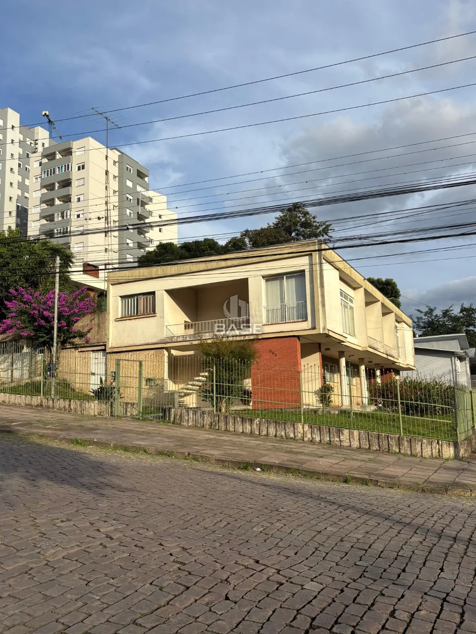 Localizada no bairro Nossa Senhora de Lourdes, em Caxias do Sul/RS, este terreno possui um