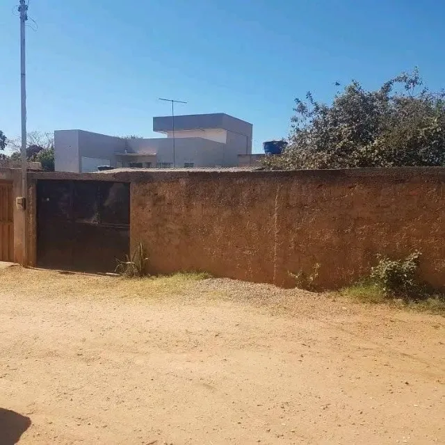 Casa com 5 cômodos, 2 quartos; no inicio do Morro da Cruz, Quadra 7.