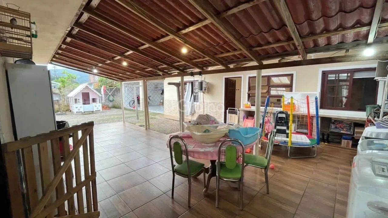 Encantadora Casa com Edícula, Placas Solares e Amplo Terreno no Passa Vinte