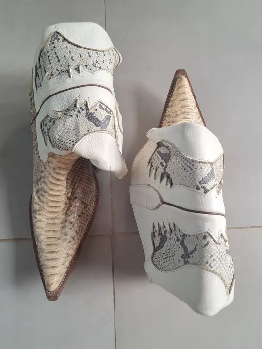 Botas de Couro Branco com Estampa de Cobra Python