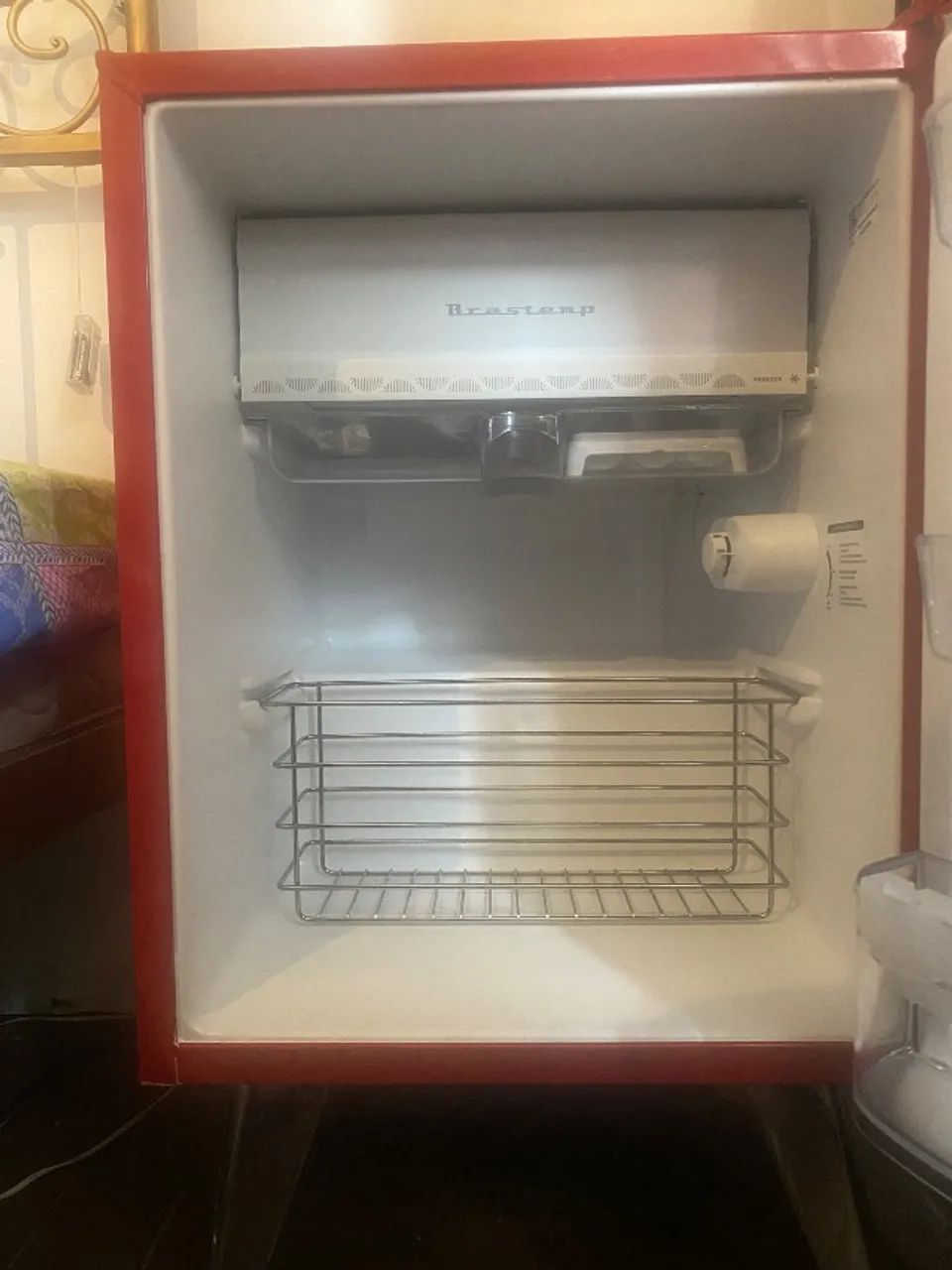 VENDE-SE FRIGOBAR BRASTEMP RETRÔ 76 LITROS - CLASSIC RED - BRA08HV-  VERMELHO - 110 V. - Foto 5