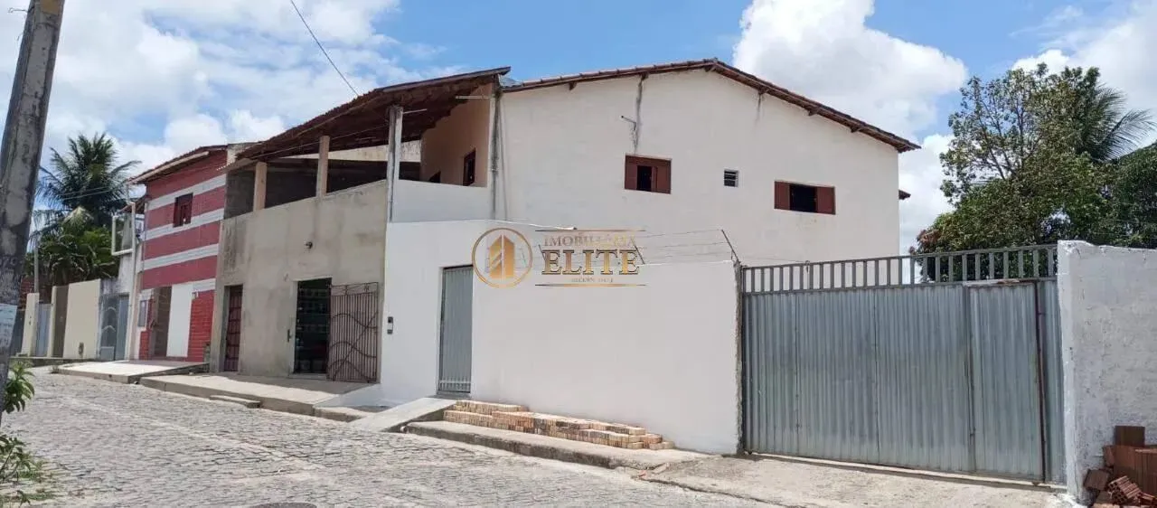 IMPERDÍVEL! CASA COM PONTO COMERCIAL E AMPLO ESPAÇO