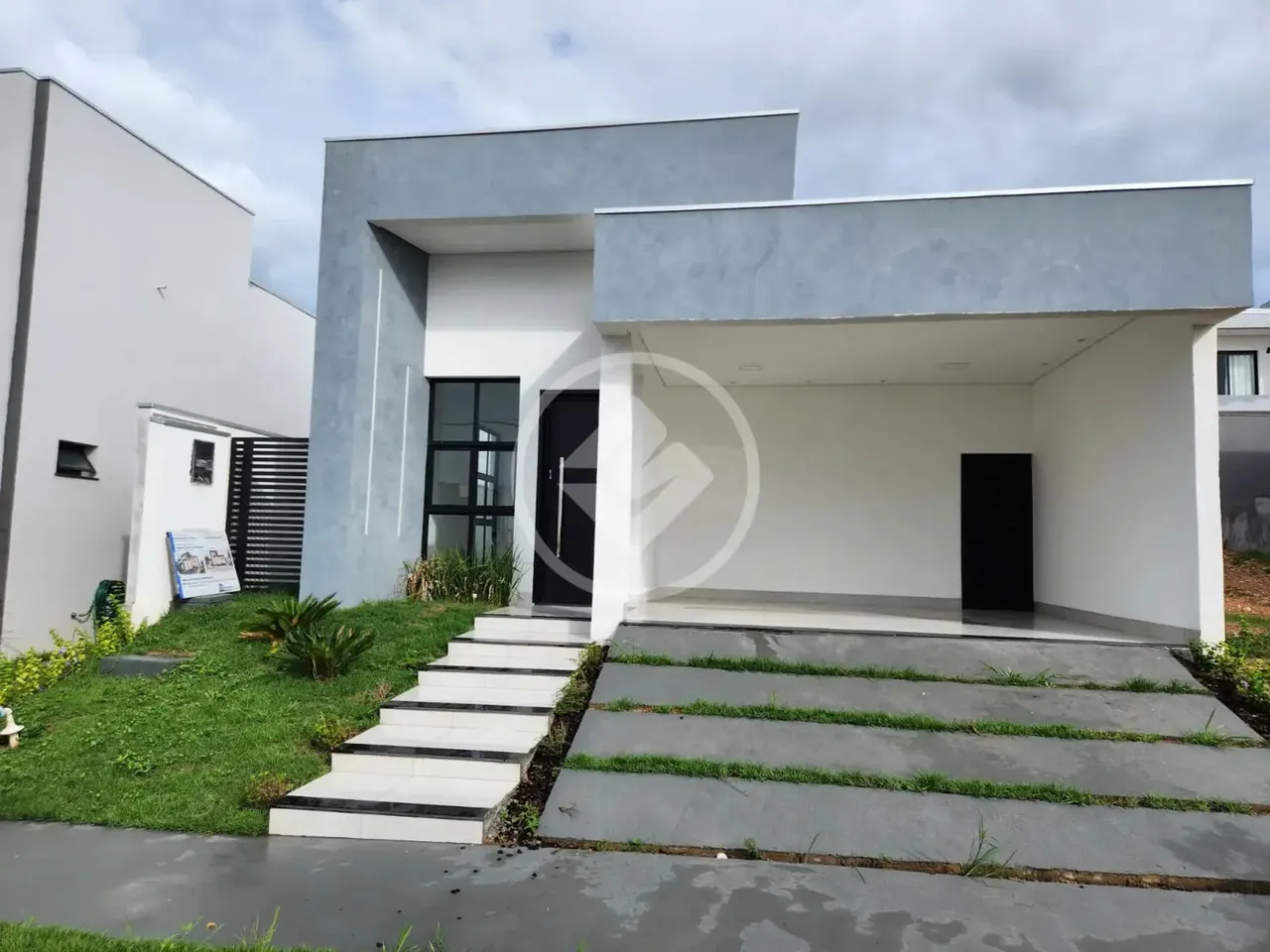 CASA TÉRREA Terreno: 250 m2 Área total construída aproximada: 135, 00 m2 Sala integrada co