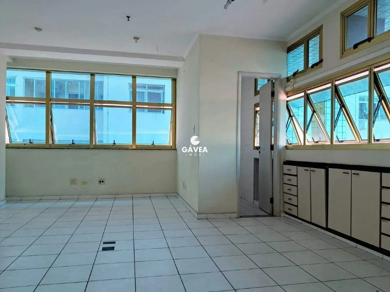 Sala comercial à venda no Gonzaga em Santos.