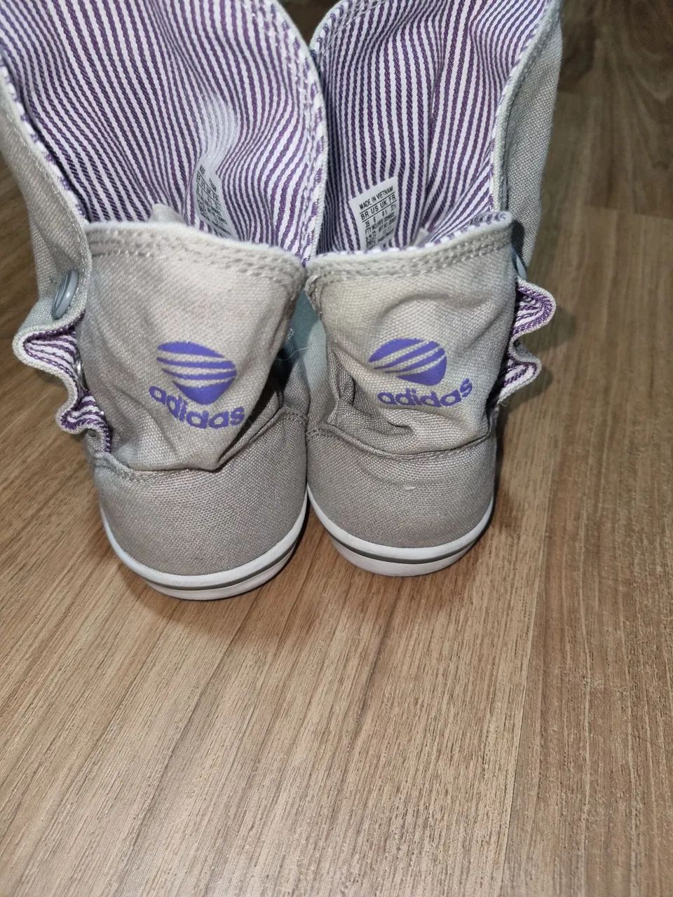 Bota cinza da adidas - Foto 2