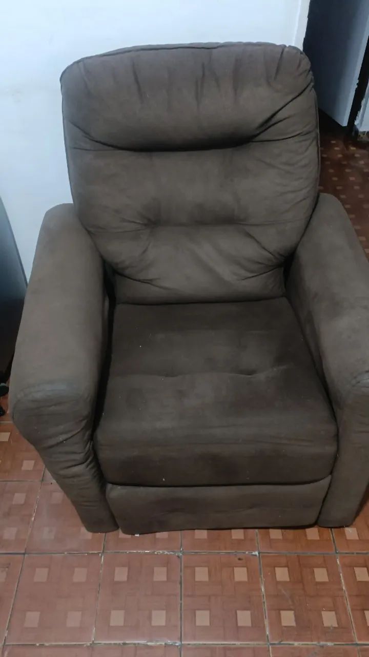 Poltrona no Papai, estofada e macia, com pequeno detalhe no braço direito