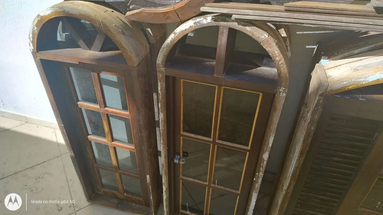 Combo de Janelas e portas de Madeira com Design Arredondado