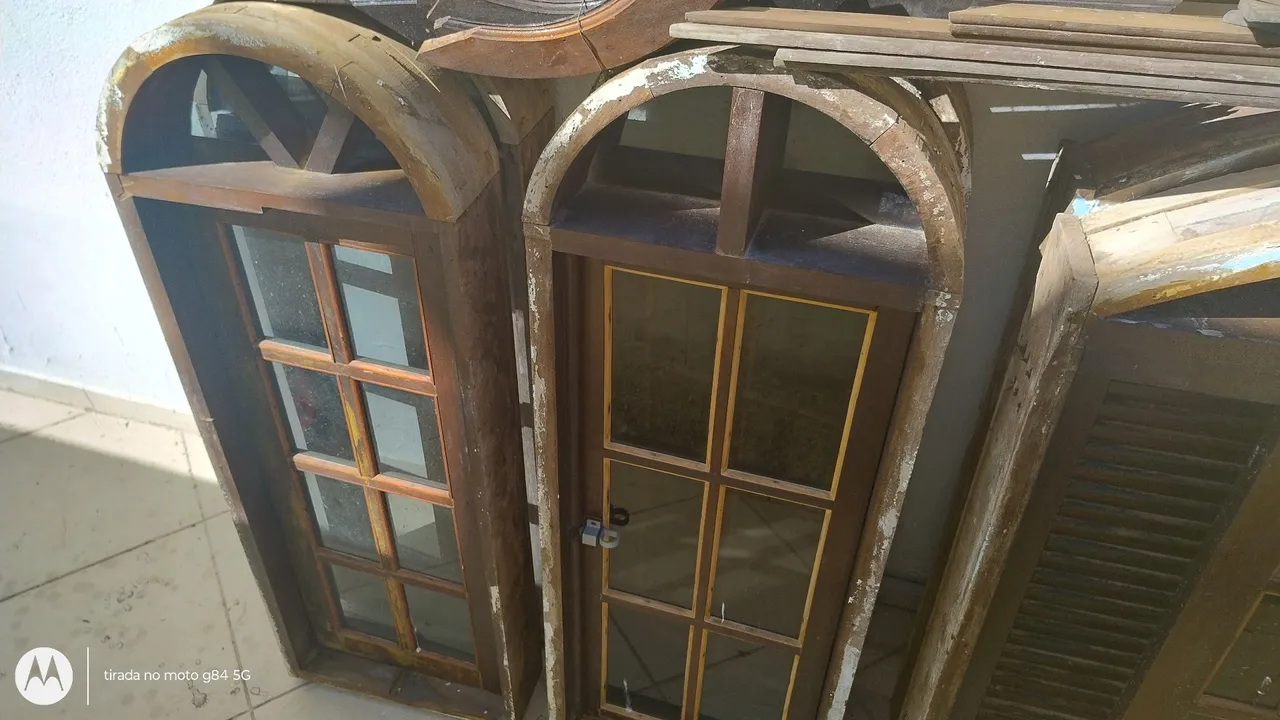 Combo de Janelas e portas de Madeira com Design Arredondado