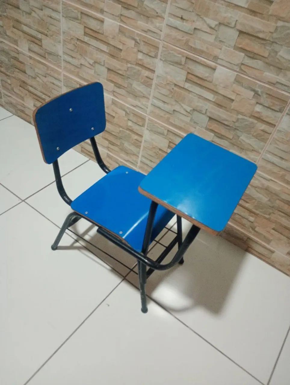 Cadeira universitária infantil 