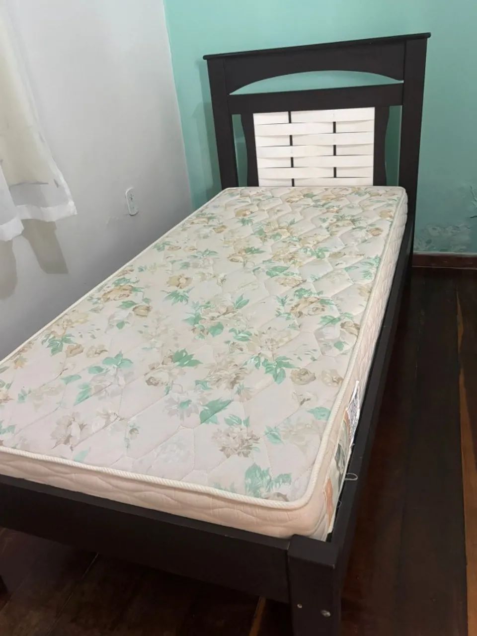 Vendo cama de solteiro madeira maciça e colchão