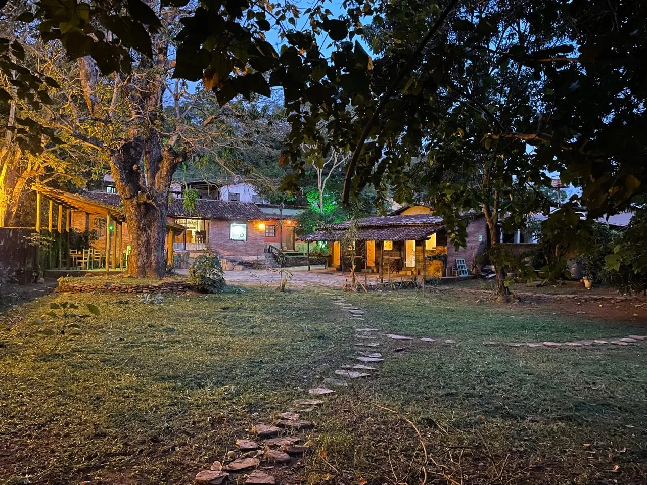 Casa/Pousada dentro da cidade. Rio vermelho no quintal.