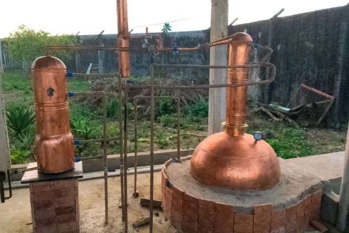 Alambique 300 L, completo:deflagmador,coluna de retificação e cápsuma de resfriamento