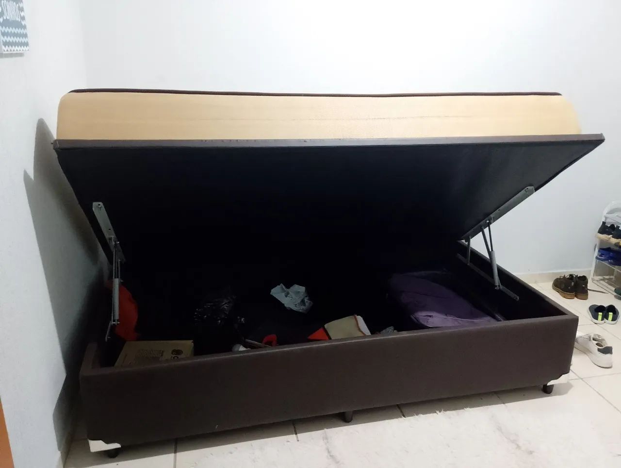Cama box com baú. 