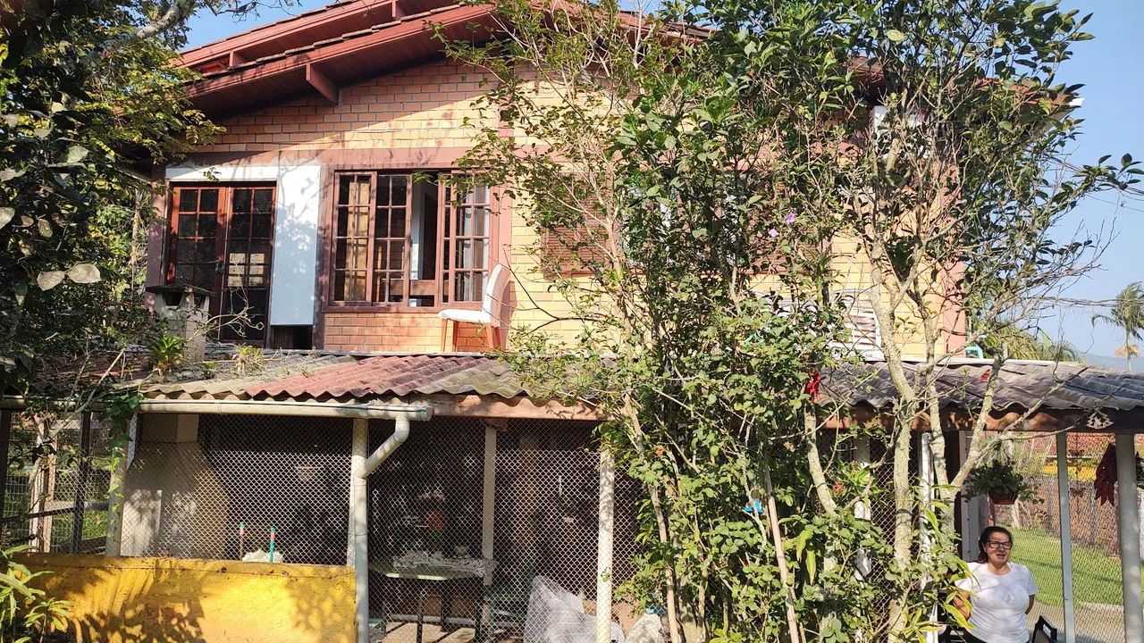 Terreno com moradias